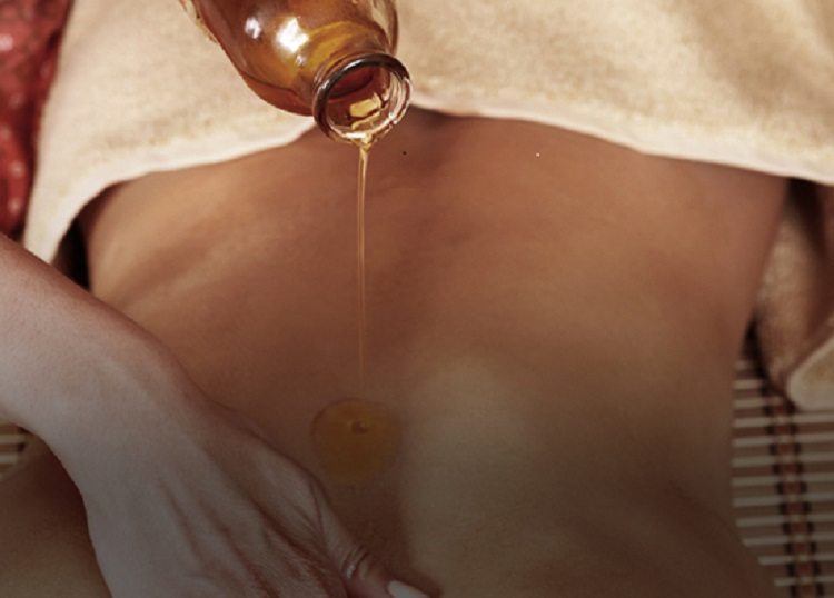 Aromatická masáž horkým kokosovým olejem